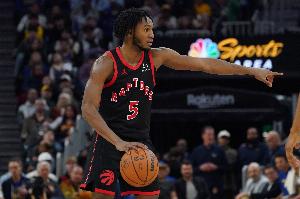 和时间赛跑！奎克利半场结束前叉腿三分出手 皮球落袋灯闪铃响