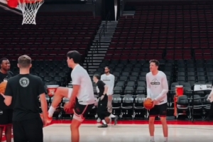 挺搞笑！杨瀚森训练中秀胯下扣篮 新援克雷伊奇出镜