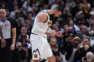 像一颗海藻！瓦兰丘纳斯疯狂舞蹈干扰尼克斯发球 双方继续加时