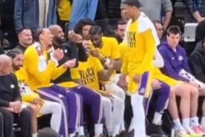 “美式霸凌”！詹姆斯“抢夺”八村座位让其去后面坐+竖中指调戏