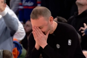 无语！布劳恩脚没动&阿努诺比被绊倒 吹进攻犯规&掘金挑战成功