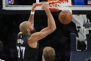 暗度陈仓！麦丹面对博伊尔斯送腋下妙传 戈贝尔隔扣博得犯规2+0