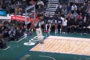 妥妥五大囧！小凯文·波特断球反击面对空篮暴扣扣飞 自己都笑了