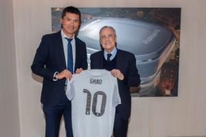 国足主帅邵佳一到访皇马，与弗洛伦蒂诺合影+获赠10号球衣