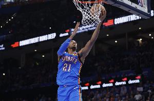 你来扛大旗!阿隆·维金斯半场9中6&三分5中4砍下16分3板3助