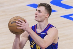 战犯啊！领先2分布里奇斯送上压哨犯规 布劳恩两罚追平双加时