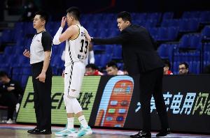 字母没走成教练怎么用?杨鸣:不要再试探底线 只需维护好关系