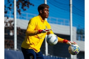 即将复出,帕尔马官推晒铃木彩艳训练照:欢迎回来,彩艳