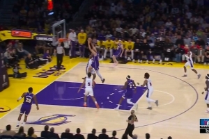 直呼好家伙！詹姆斯长传上球 克莱伯反击超远双手滑翔隔人暴扣