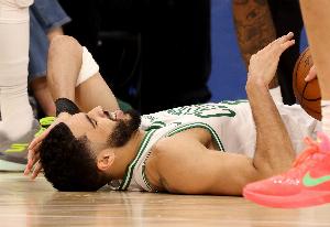 阿里纳斯：塔图姆这赛季不该复出 恩比德和浓眉就是前车之鉴