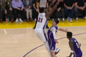 这姿势有点搞笑恩比德诡异姿势造成拉拉维亚投篮犯规