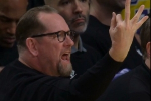 还挺贪！恩比德大回环造犯规 纳斯想要三罚但前者踩进三分线了