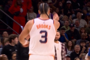 别和我玩这套！狄龙怼翻桑托斯翻身打进 示意桑托斯假摔