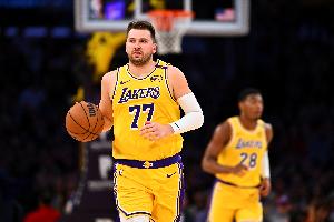 还在更衣室！八村塁下半场顶替受伤的东契奇首发