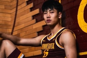 这身球衣如何?张博源晒明尼苏达大学访校定妆照