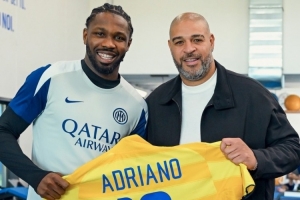 国米ins晒小图拉姆和阿德里亚诺合影：图拉姆向前辈索要签名