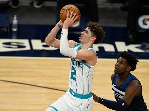 追三球失败！解说：黄蜂8连胜森林狼想交易人家核心太难 等休赛期