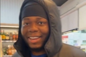 马卡：尼日利亚主播穿马竞外套去买《马卡报》，被误认为是卢克曼