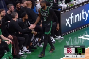 好在无大碍！杰伦·布朗突然一瘸一拐下场休息 很快又回到场上