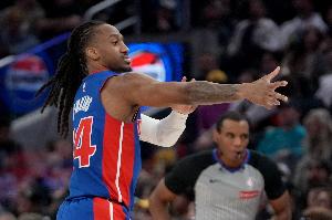 坐稳主要轮换位置！詹金斯弧顶从容命中首节压哨三分球