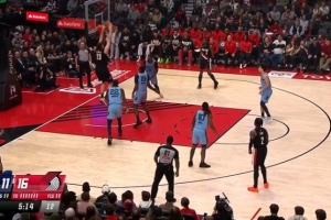 真是够硬！克林根前场篮板背打直接暴扣终结