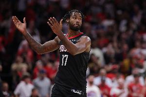 罕见！裁判挡住伊森救球最终造成失误 最终判给雷霆球权