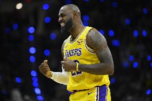 这是40岁老头？26年场均20+5+5&命中率50% 詹姆斯&约基奇&字母哥