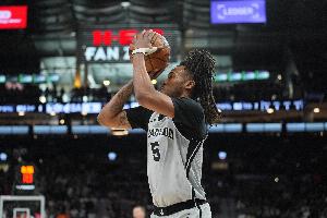 卡斯尔：对手防我的方式让我能给队友掩护 先帮他们创造空位机会