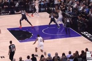 继续喂饼！哈登再送助攻 贾勒特·阿伦篮下勾手命中