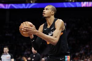 稳健！文班亚马半场8中4拿到12分3板2帽 罚球4中3