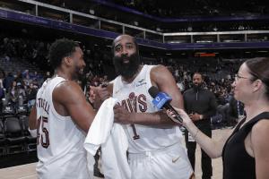 米切尔谈哈登：我们磨合两天&几乎没一起训练 中场时我决定做自己