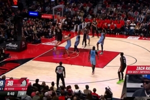 空中作业！霍勒迪送抛传 克林根腾空暴起双手空接炸扣