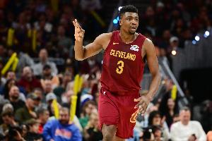 外线高炮台！托马斯·布莱恩特首节三分3中2 三分多钟砍下8分