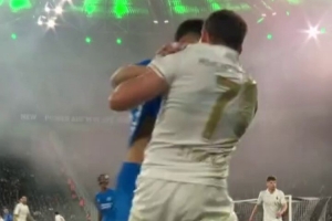 火药味！门兴vs药厂比赛中斯托格与帕拉西奥斯冲突，各染一黄