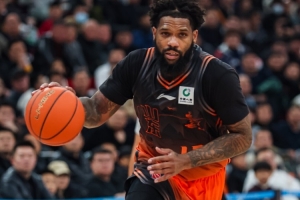 鲁媒：山东小外援鲍威尔得分稳定性不足 防守问题大 应该要换了