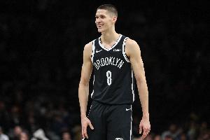 这可不多见！克拉克斯顿背身妙传 杰明溜底线双手暴扣空篮！