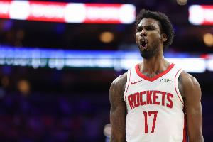 冲击力十足！伊森持球强攻 对抗防守压哨打板命中