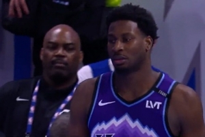 可圈可点！小贾伦·杰克逊首秀17中9拿到22分5板 三分5中2