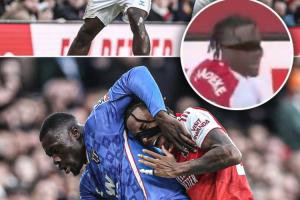 发带成眼罩了！布罗比和马杜埃凯争抢球权，扯掉了后者的发带