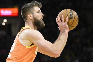 错过吃饼机会！骑士队记：迪恩·韦德因脚踝伤势缺战国王