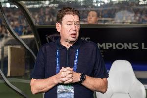 记者：我提问斯卢茨基为何改打433，他说根据外援前锋定的