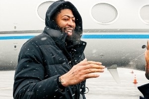 浓眉抵达华盛顿！参观奇才更衣室拍摄定妆照 手部仍带着护具