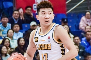 媒体人：孙铭徽距腓前韧带撕裂 休息的时间要以月计了 非常不走运