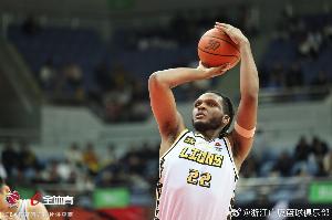 全队唯一上双！卡尔顿半场6中5高效拿下11分7板2助1断 罚球4中1