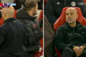 对比强烈！索博精彩世界波！瓜帅往后一瘫人麻了，斯洛特振臂庆祝