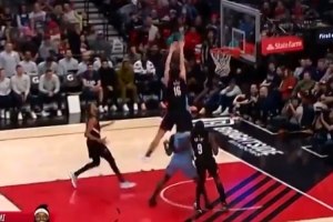 拓媒：可怜的杨瀚森被吹了三次体毛级犯规 裁判的吹罚没什么水平