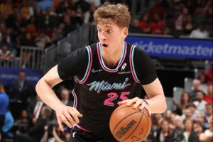 危险动作！亚库乔尼斯扑防打到库利巴利眼睛 被吹一级恶意犯规