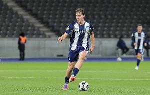 图片报：法兰克福正争取签下16岁中场艾希霍恩，暂领先争夺战