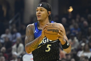 班凯罗打中锋？莫斯利：我们有很多人能持球&处理球 这是一种特色