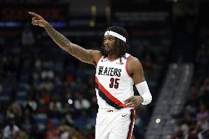 给机会真能进呀！罗威底角相同位置复制粘贴 连中2记三分！